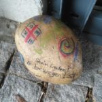 Dieser Stein hat den Weg zum Eingang der KDFB Diözesan-Geschäftsstelle gefunden.