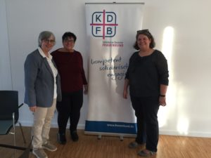 Vorsitzende Monika Keggenhoff (links) mit Nabila Espanioly und Bildungsreferentin Christine LormesBild: KDFB/ S. Schwab