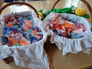 Körbe mit Spendensäckchen