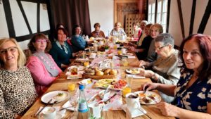 Bild der Walkinggruppe beim Frühstück