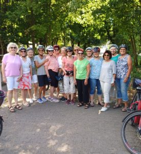 Gruppenbild der Frauen auf der Fahrradtour