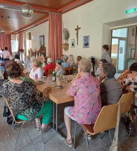 Alle sehen dem Tanzkreis zu