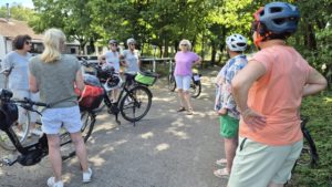 Kurze Pause auf der Fahrradtour mit Ansprache