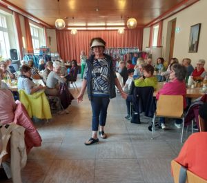 Model Hildegard Hinderberg beim Modewalk