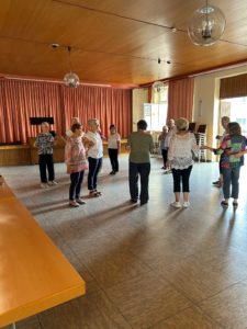 Die Frauen nehmen Aufstellung zum Tanzen