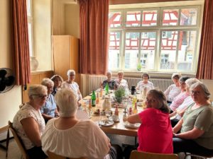 Kaffee und Kuchen mögen auch die Tänzerinnen