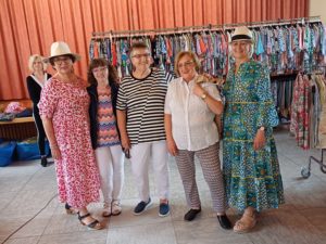 Einige der Damen bei der Anprobe