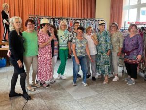 Die Damen bei der Anprobe