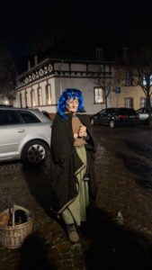 Aus dem Schatten löst sich eine Frau von zweifelhaftem Gewerbe - Bild 3