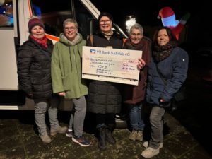 Die Spenden aus den Adventsfensteröffnungen wurden an den - Wünschewagen - weitergeleitet. - Bild 8