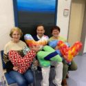 Irmtraud Purr (rechts) und Marita Gärtner vom Zweigverein Bellheim bei der Übergabe der Herzkissen an Dr. Stutz; Bildquelle: KDFB ZV Bellheim
